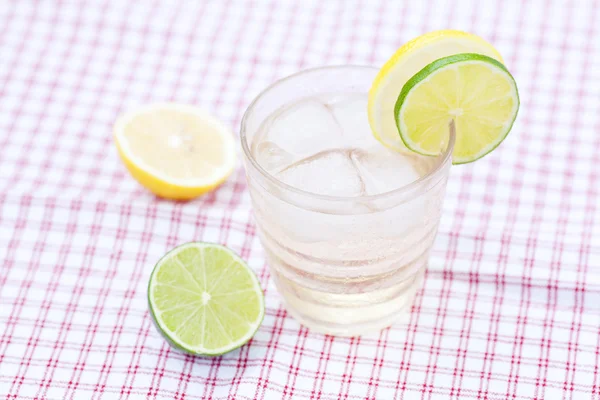 Agua con limón y lima en un vaso con hielo —  Fotos de Stock