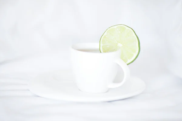 Ágy, egy párna és egy csésze tea — Stock Fotó
