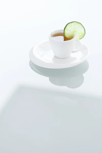 Чашка чая на стеклянной поверхности — стоковое фото