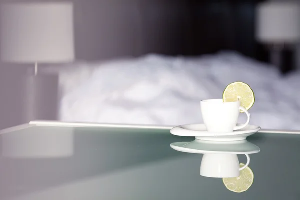 Thee met citroen op de achtergrond van het bed en de lamp — Stockfoto