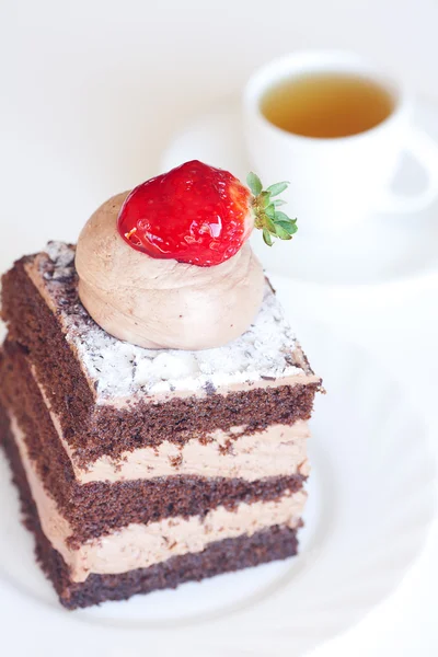 Beau gâteau à la fraise sur fond blanc — Photo