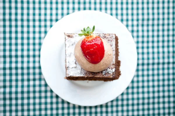 Kue indah dengan strawberry pada kain kotak-kotak — Stok Foto