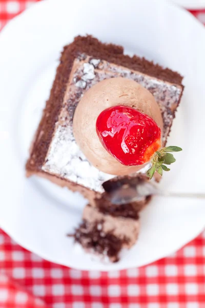 Schöne Torte mit Erdbeere auf kariertem Stoff — Stockfoto