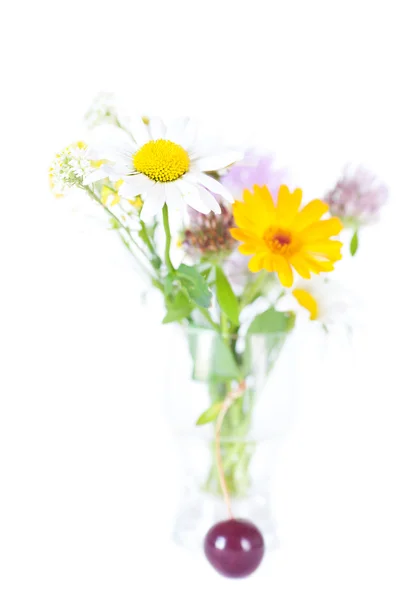 Bukiet kwiatów i wiśni z zielonych liści — Zdjęcie stockowe