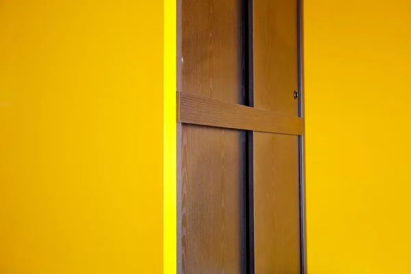 Шкаф и желтая стена в квартире — стоковое фото