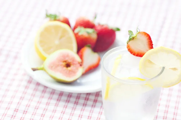 皿にイチゴ イチジク、レモン、氷とカクテル — ストック写真
