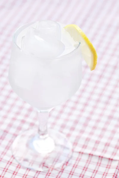 Cocktail mit Eis und Zitrone — Stockfoto