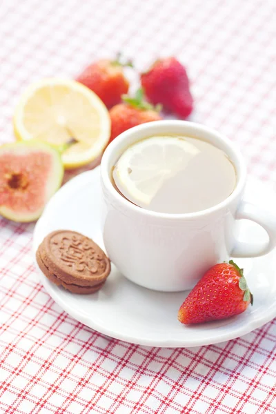 Kopje thee, cookie, fig en aardbeien op een plaat — Stockfoto