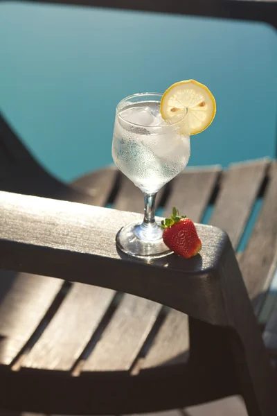 Zwembad, lounge, een glas wijn met ijs, citroen en strawber — Stockfoto