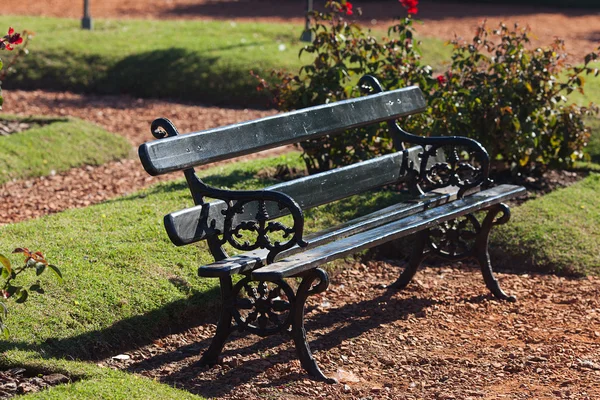 孤独な公園のベンチに、草の背景に — ストック写真