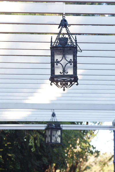 Декоративный фонарь висит в беседке — стоковое фото
