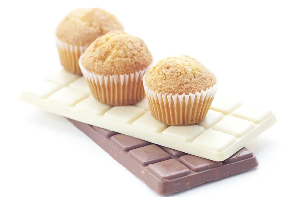 Barre de chocolat et muffin isolé sur blanc — Photo