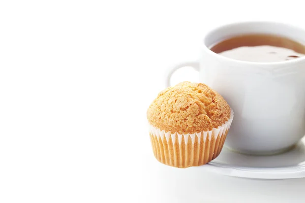 Fincan çay ve kek üzerine beyaz izole — Stok fotoğraf