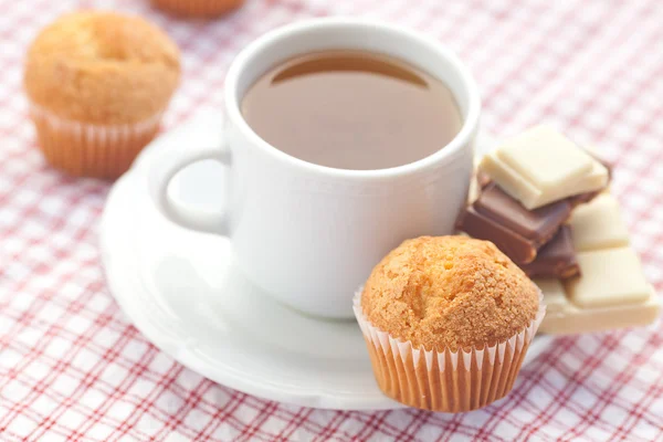 Bar čokolády, čaje a muffin v kostkované látky — Stock fotografie