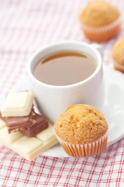 Staaf-van-chocolade, koffie en muffin op geruite stof — Stockfoto