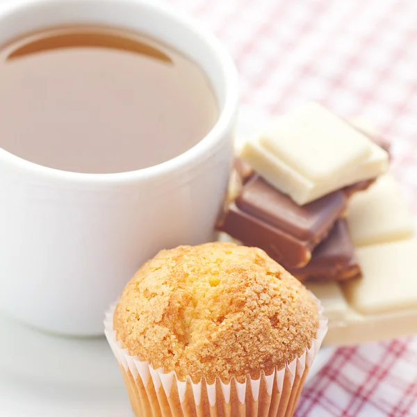 Bar of chocolate,tea and muffin on plaid fabric — Stock Photo, Image