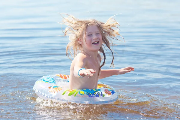 Bella bambina schizza in acqua — Foto Stock