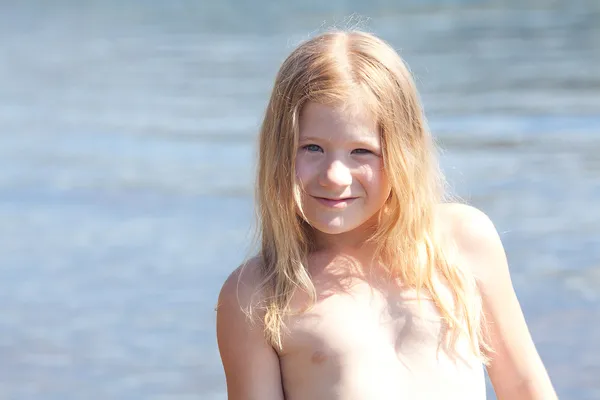 Retrato de una hermosa niña al aire libre —  Fotos de Stock