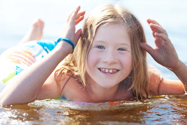 Portrait d'une belle petite fille avec une bouée de sauvetage couleur — Photo