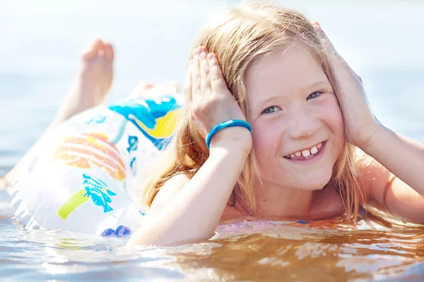 색상 lifebuoy와 아름 다운 어린 소녀의 초상화 — 스톡 사진