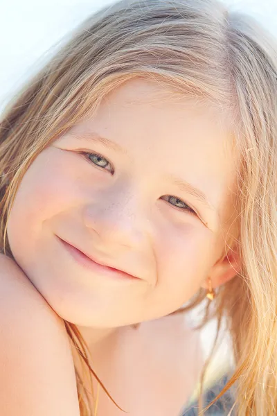 Portrait of a beautiful little girl outdoor — Stock Photo, Image