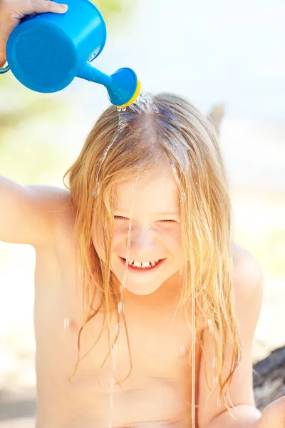 물을 수와 함께 아름 다운 어린 소녀의 초상화 — 스톡 사진