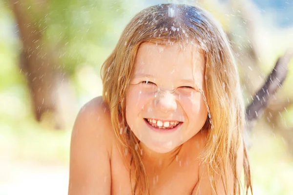 Retrato de una hermosa niña al aire libre —  Fotos de Stock