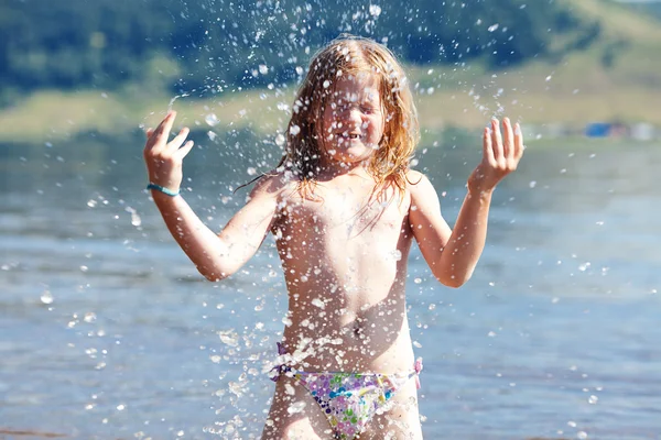 Güzel küçük kız su sıçramalarına — Stok fotoğraf