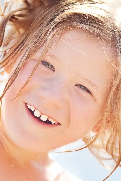 Dışarıdaki güzel küçük bir kızın portresi. — Stok fotoğraf