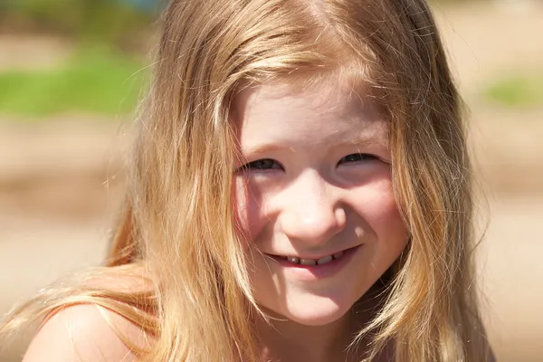 Retrato de uma linda menina ao ar livre — Fotografia de Stock