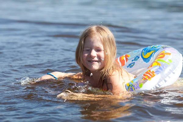 色の救命浮輪の美しい少女の肖像画 — ストック写真