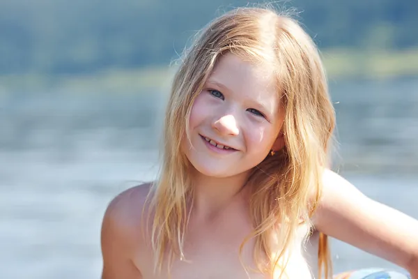 Portré egy gyönyörű kislányról a szabadban — Stock Fotó