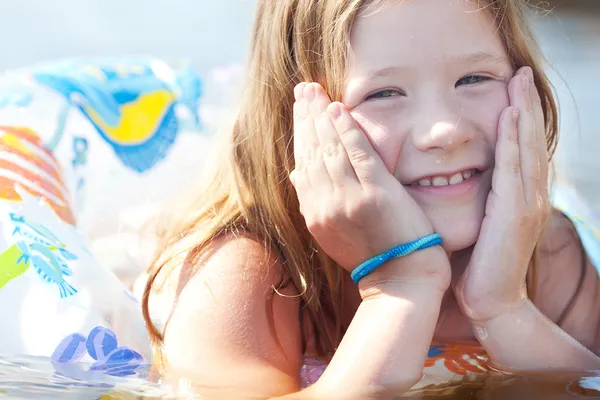 Güzel, küçük bir kız ile bir renk lifebuoy portresi — Stok fotoğraf