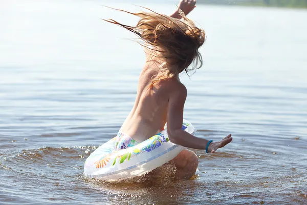 Schönes kleines Mädchen planscht im Wasser — Stockfoto