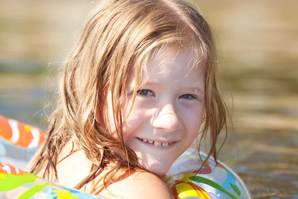 Güzel, küçük bir kız ile bir renk lifebuoy portresi — Stok fotoğraf