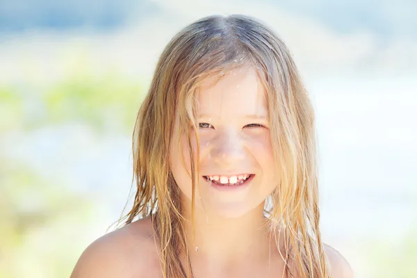 Portrait of a beautiful little girl outdoor — Stock Photo, Image