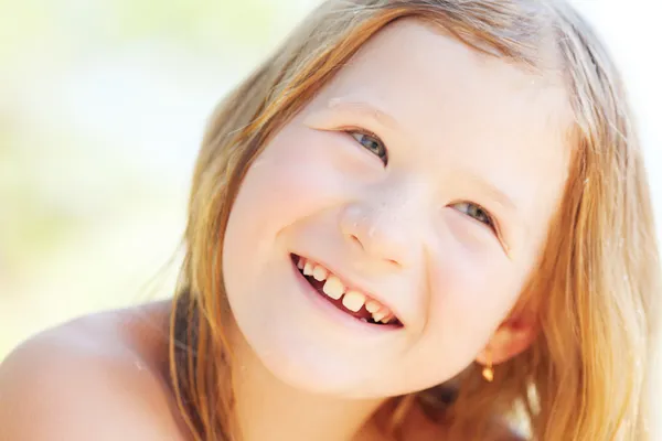 Porträt eines schönen kleinen Mädchens im Freien — Stockfoto