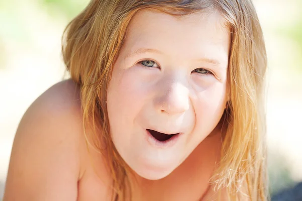 Retrato de uma linda menina ao ar livre — Fotografia de Stock