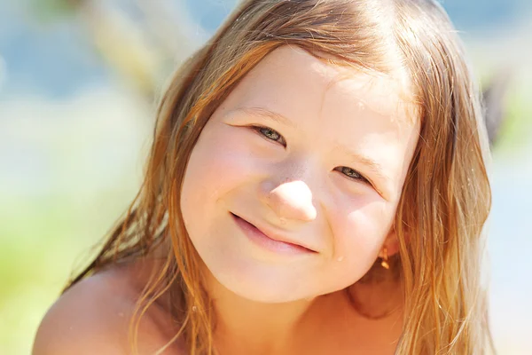 Porträtt av en vacker liten flicka utomhus — Stockfoto