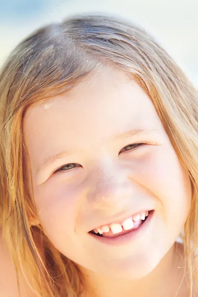 Dışarıdaki güzel küçük bir kızın portresi. — Stok fotoğraf