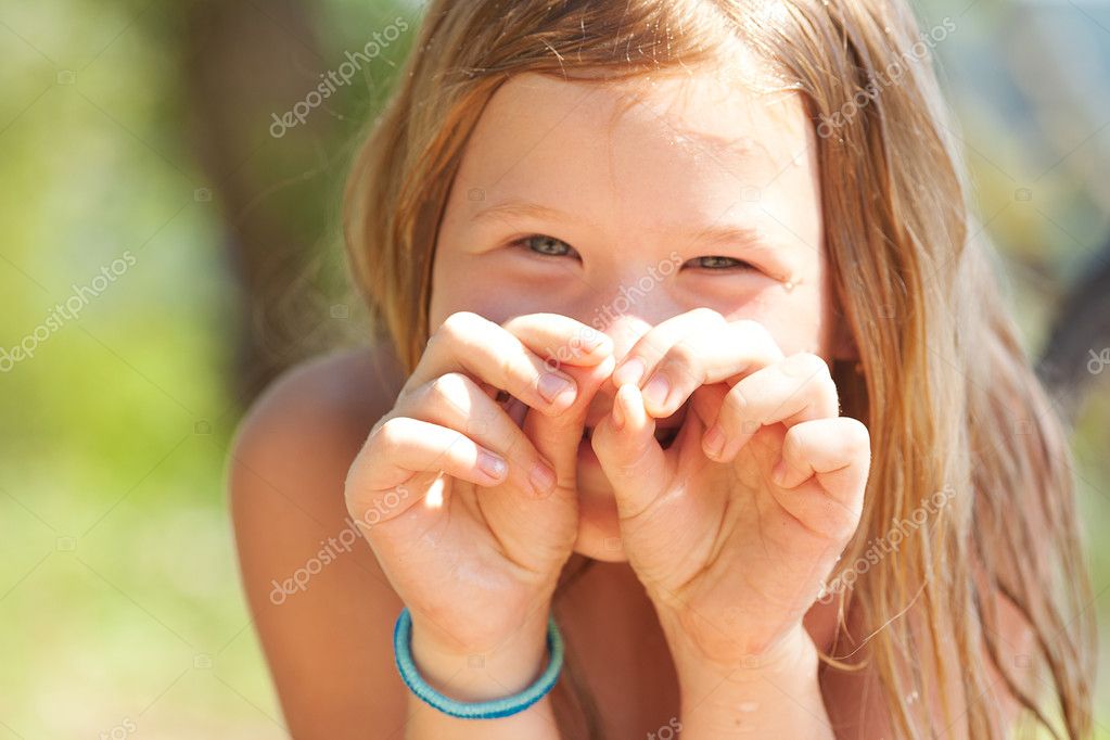 Portrait of a beautiful little girl outdoor — Stock Photo ...