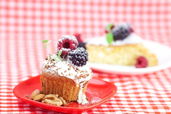 Muffin med vispad grädde, kaka med grädde, hallon, blackberr — Stockfoto