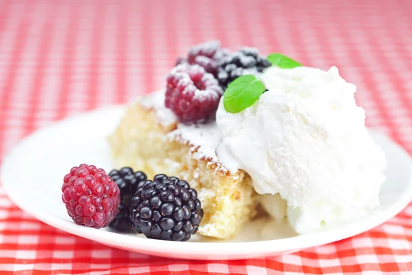 Cake with icing,icecream, raspberry, blackberry and mint on a pl — Stock Photo, Image