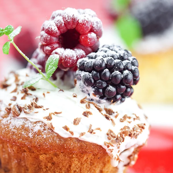 Muffin mit Schlagsahne, Kuchen mit Glasur, Himbeere, Brombeere — Stockfoto
