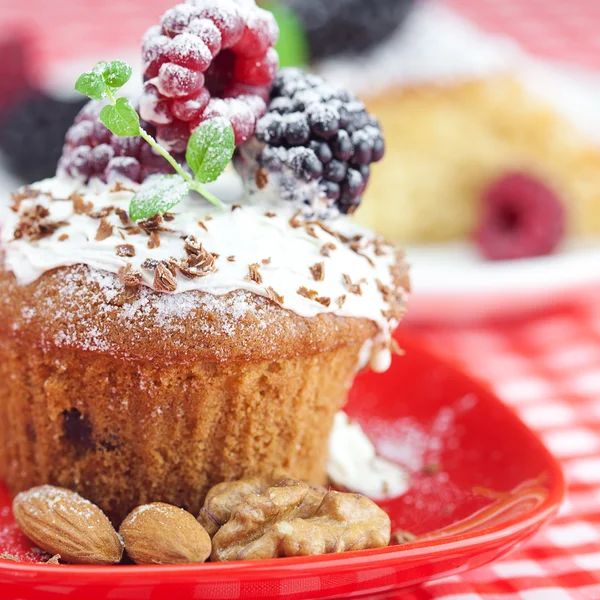 Muffin met slagroom, cake met slagroom, framboos, blackberr — Stockfoto