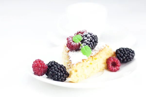 Copa, pastel, frambuesa, mora, nueces y menta en un plato en una w —  Fotos de Stock