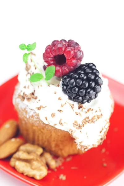 Muffin con crema batida, menta, frambuesas, moras y nu — Foto de Stock