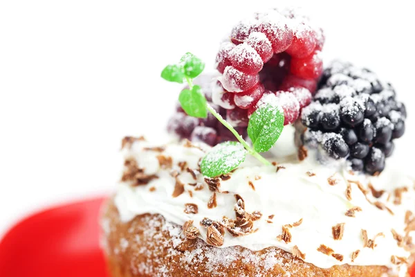 Muffin com chantilly, hortelã, framboesas, amoras e nu — Fotografia de Stock