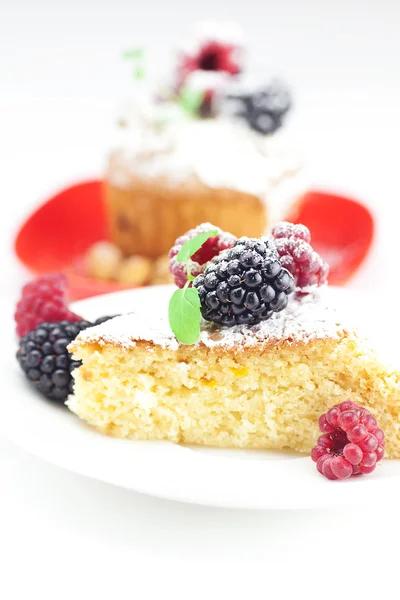 Muffin com chantilly, bolo com cobertura, framboesa, blackberr — Fotografia de Stock
