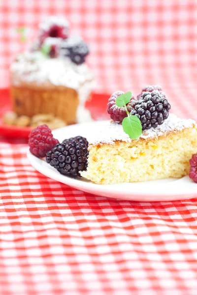 Маффин со взбитыми сливками, торт с глазурью, малина, ежевика — стоковое фото